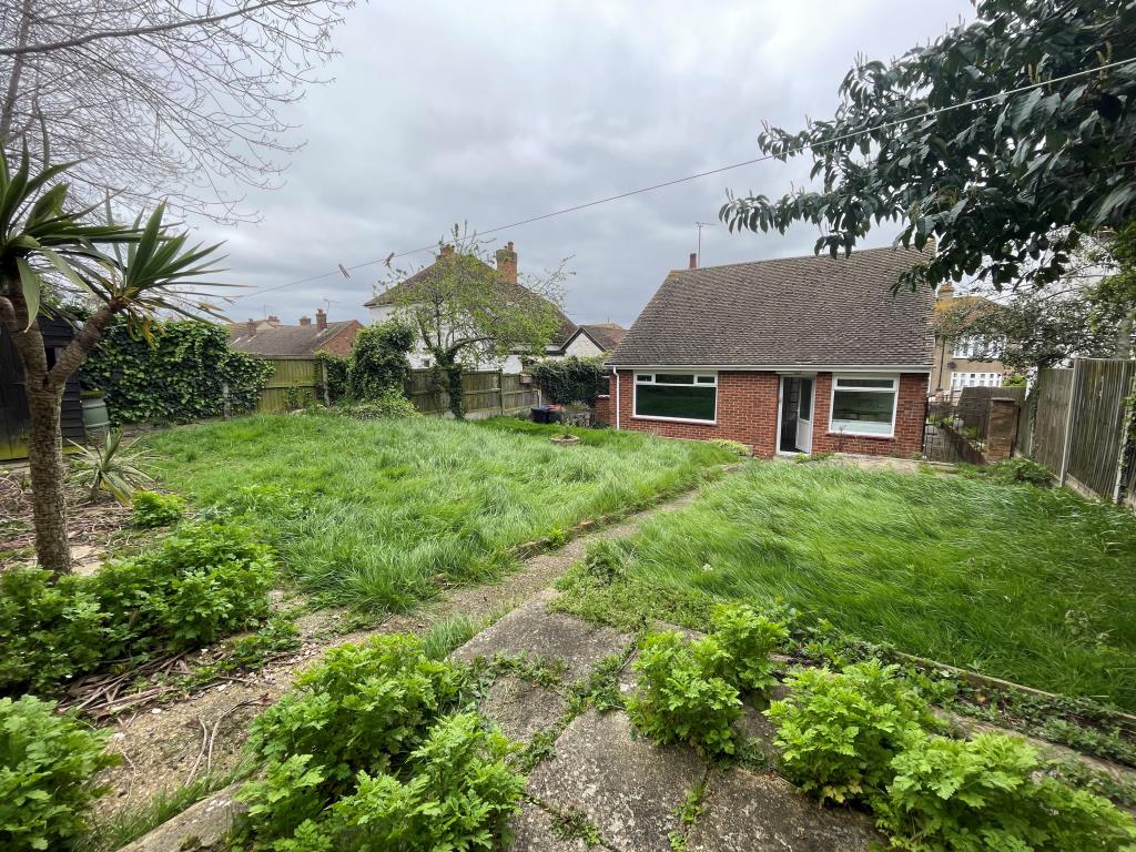 Lot: 106 - DETACHED BUNGALOW FOR IMPROVEMENT - Garden